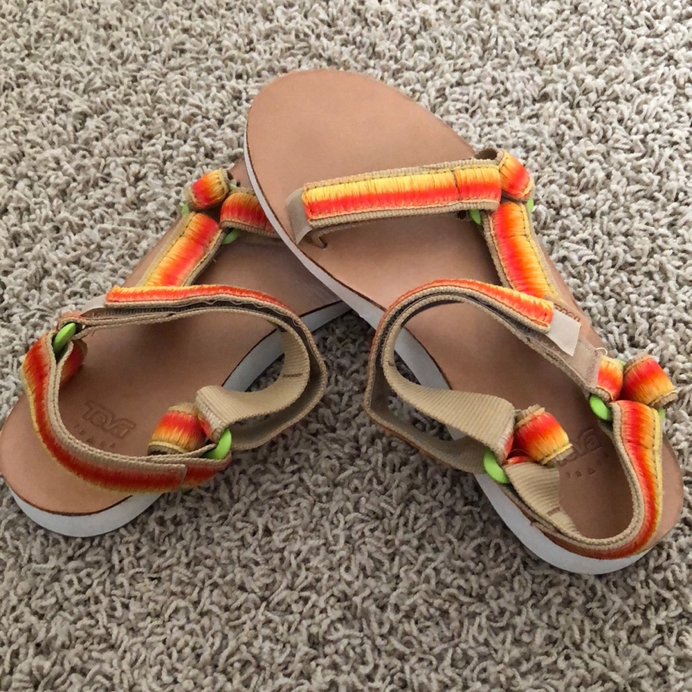 Teva 1984 strap sandals size 8 in new condition